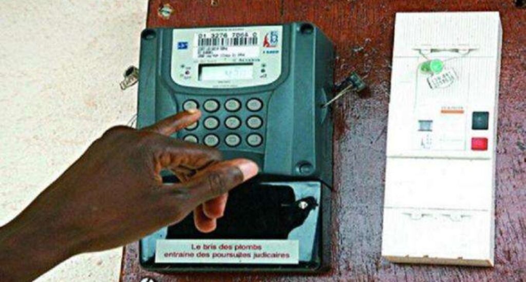 Electricité : la CEET impose les compteurs prépayés à tous les foyers