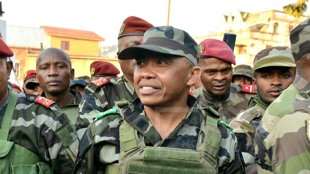 Coup d’Etat à Madagascar : le colonel Randrianirina prête serment Coup d'Etat à Madagascar : le colonel Randrianirina prête serment