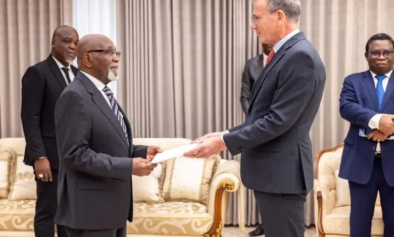 Les nouveaux ambassadeurs du Royaume-Uni, des Philippines et d’Italie présentent leurs lettres de créance Les nouveaux ambassadeurs du Royaume-Uni, des Philippines et d’Italie présentent leurs lettres de créance