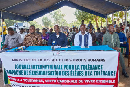 Pacôme Adjourouvi sensibilise les élèves à la paix et à la tolérance à Tabligbo et Wahala Pacôme Adjourouvi sensibilise les élèves à la paix et à la tolérance à Tabligbo et Wahala