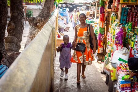 Togo : un projet de crèches communautaires pour soutenir les femmes commerçantes Togo : un projet de crèches communautaires pour soutenir les femmes commerçantes