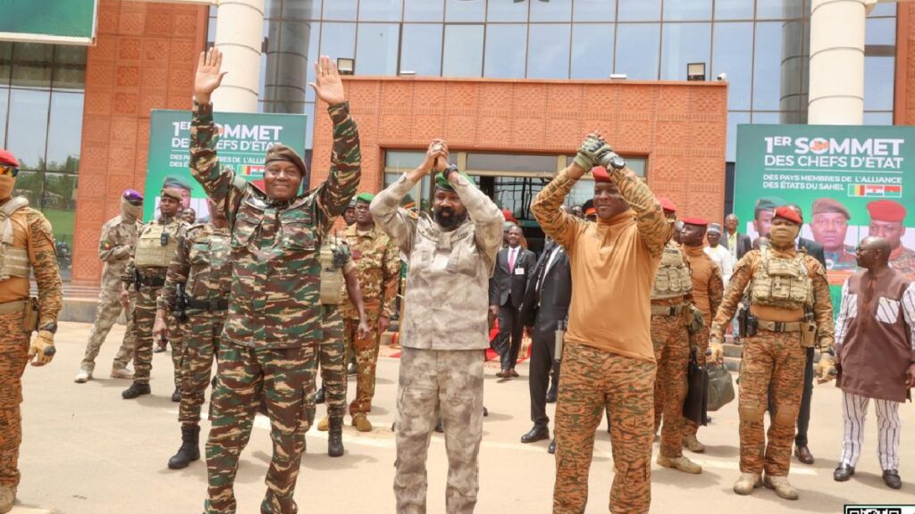 Les chefs des juntes du Mali, du Niger et du Burkina Faso se retrouvent ce lundi 22 décembre à Bamako pour un sommet de 48 heures consacré au renforcement de la coopération au sein de l’Alliance des États du Sahel (AES). Selon le programme officiel, le général Abdourahamane Tiani (Niger) et le capitaine Ibrahim Traoré (Burkina Faso) seront accueillis à l’aéroport international par le colonel Assimi Goïta, président de la transition malienne. 🛡️ Défense et sécurité au cœur des échanges « La défense et la sécurité seront les principaux sujets à l’ordre du jour », confie une source officielle malienne. Les trois dirigeants doivent notamment rencontrer le commandement de la Force unifiée de l’AES, une structure conjointe encore symbolique, composée de militaires maliens, nigériens et burkinabè. Sa mission : mener des opérations coordonnées contre les groupes jihadistes sévissant dans la région, après le retrait des trois pays du G5 Sahel en 2023. 🏦 Vers une intégration institutionnelle renforcée Le sommet de Bamako doit aussi marquer une étape dans la construction institutionnelle de l’alliance. Les chefs d’État devraient entériner la création d’une chaîne de télévision commune, la Télévision de l’AES, dont le siège sera basé dans la capitale malienne. Autre dossier à l’agenda : la création d’une banque commune d’investissement, projet récurrent depuis plusieurs mois, destiné à financer des projets structurants dans les trois pays. 🌍 La situation régionale s’invite au menu Outre les questions de sécurité et d’économie, la situation politique au Bénin sera également évoquée. La récente tentative de coup d’État du 7 décembre à Cotonou préoccupe les dirigeants sahéliens, notamment ceux du Burkina Faso et du Niger, deux pays frontaliers du Bénin. « Il est normal qu’il y ait un échange d’informations à ce sujet », confie une source proche de la délégation nigérienne. ⚙️ Un sommet sous haute surveillance Ce sommet, le deuxième du genre depuis la création officielle de l’AES à Niamey en juillet 2024, se déroule sous haute surveillance dans un contexte sécuritaire tendu. Il vise à consolider l’unité stratégique du bloc sahélien, qui se présente désormais comme une alternative souverainiste à la CEDEAO.