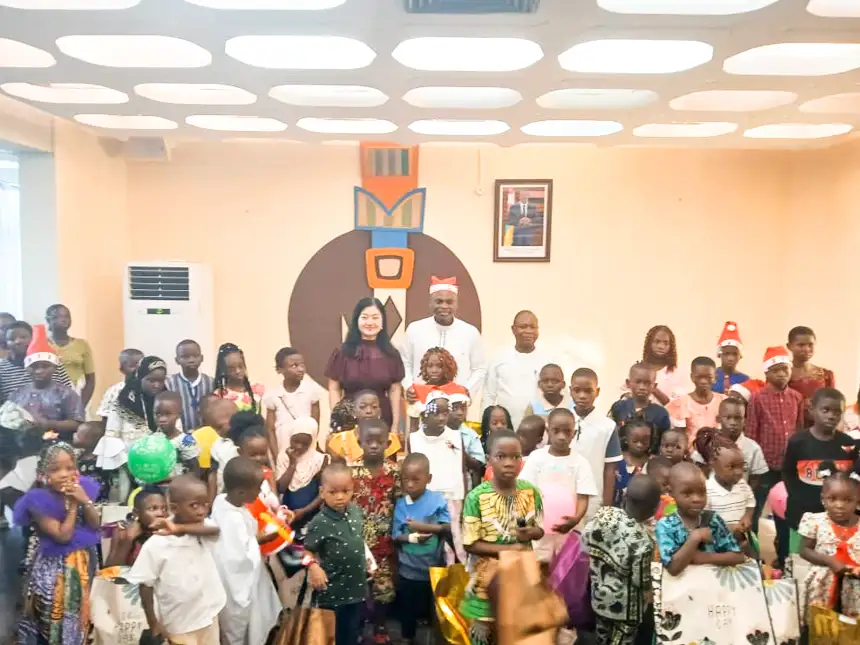 Noël solidaire : le ministre Dussey offre un moment inoubliable aux enfants du personnel !