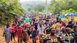 Ferveur à Kovié : une marée humaine en prière pour Marie, étoile de l’espérance ! Ferveur à Kovié : une marée humaine en prière pour Marie, étoile de l’espérance !