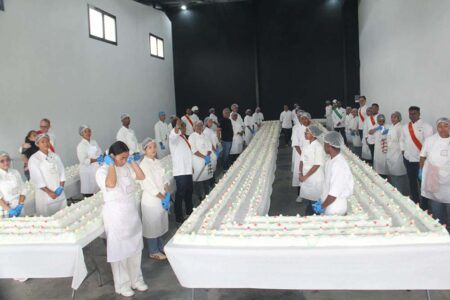 Madagascar : une bûche de Noël géante de 322 mètres bat le record d’Afrique !