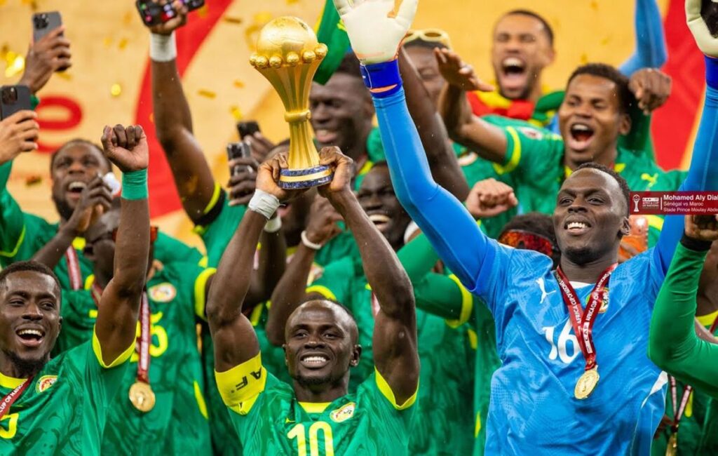 Vidéo : Suivez le retour triomphal des Lions avec le trophée à Dakar