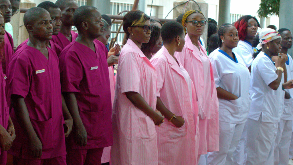 Blouse blanche, rose ou bleue : ce qui change sur les uniformes dans les hôpitaux togolais Blouse blanche, rose ou bleue : ce qui change sur les uniformes dans les hôpitaux togolais