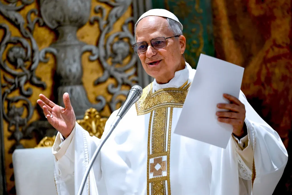 Le pape Léon XIV interdit aux prêtres d’utiliser l’iA pour rédiger leurs homélies Le pape Léon XIV interdit aux prêtres d’utiliser l’iA pour rédiger leurs homélies