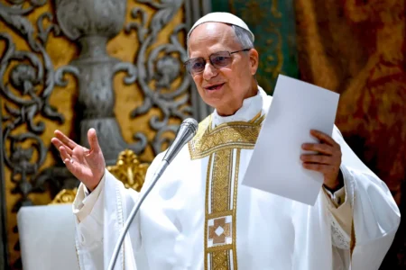 Le pape Léon XIV interdit aux prêtres d’utiliser l’iA pour rédiger leurs homélies