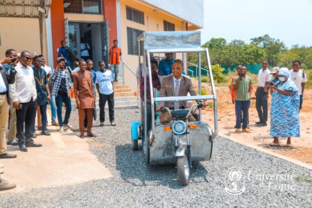 Université de Lomé : un étudiant invente un tricycle électrique écologique