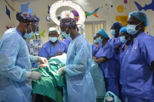 Exploit médical au Cameroun : une tumeur géante retirée du cerveau d’une adolescente !