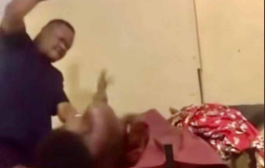 Scandale en RDC : un médecin filmé en train de frapper une femme en plein accouchement !