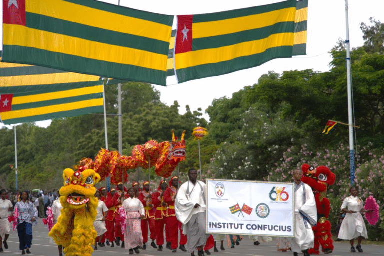 Une première historique : la culture chinoise s’invite au défilé du 27 avril et marque les esprits à Lomé