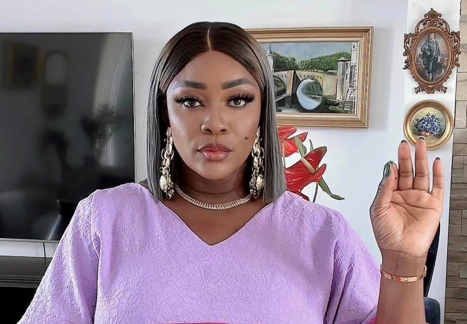 Photos : La coach ivoirienne Hamond Chic vend une tenue à plus de 65 millions FCFA La coach ivoirienne Hamond Chic vend une tenue à plus de 65 millions FCFA