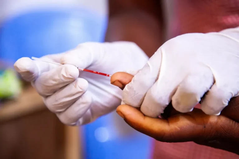 Le Togo poursuit ses efforts dans la lutte contre le VIH/Sida. Selon Eco & Finances, l’État prévoit de mobiliser 3 milliards de Fcfa en 2026 afin d’assurer la prise en charge de 99 023 personnes sous traitement antirétroviral (ARV).
