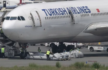 Panique à bord : un avion de Turkish Airlines prend feu à l’atterrissage (video)