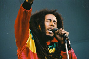 Le mouvement rastafari, né en Jamaïque dans les années 1930, ne se limite pas à une simple philosophie ou à un style musical popularisé par des figures comme Bob Marley. C’est aussi une culture linguistique riche, avec ses propres expressions, souvent inspirées de la spiritualité, de la nature et de la résistance.