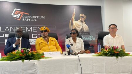 Koffi Olomide débarque à Lomé pour le lancement spectaculaire du Jetour G700