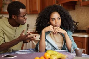 Les ruptures amoureuses communément appelées goumin font mal. Très mal parfois. Mais une question revient souvent sur les réseaux sociaux et dans les discussions entre amis : qui souffre le plus après une rupture, l’homme ou la femme ?