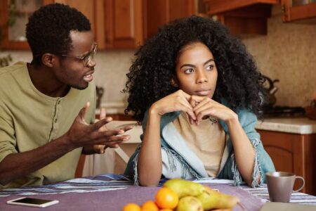 Les ruptures amoureuses communément appelées goumin font mal. Très mal parfois. Mais une question revient souvent sur les réseaux sociaux et dans les discussions entre amis : qui souffre le plus après une rupture, l’homme ou la femme ?