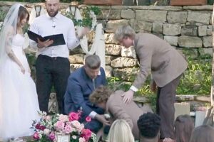 En plein mariage , le témoin s’évanouit : la vidéo fait le tour des réseaux sociaux En plein mariage , le témoin s’évanouit : la vidéo fait le tour des réseaux sociaux