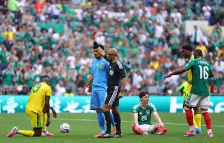 Le Mondial 2026 démarre avec un record historique : trois joueurs expulsés lors du match d'ouverture, une première
