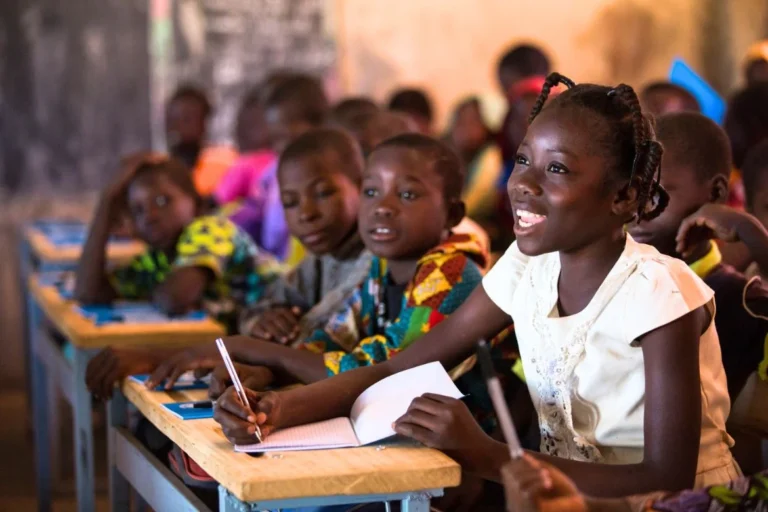Burkina Faso : le gouvernement plafonne les frais de scolarité dans les établissements privés