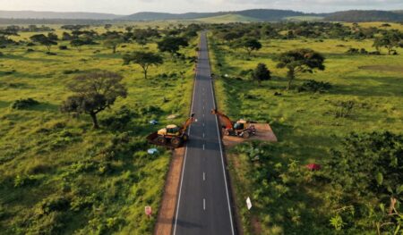 Le Togo bénéficiera d’un important soutien financier de la Banque africaine de développement (BAD) pour la réhabilitation du corridor Kara-Kabou, un axe routier stratégique reliant le pays au Bénin. L’institution financière panafricaine a approuvé, fin mai 2026, une enveloppe de 50,28 millions de dollars, destinée à financer les travaux sur cette section longue de 78,8 kilomètres.