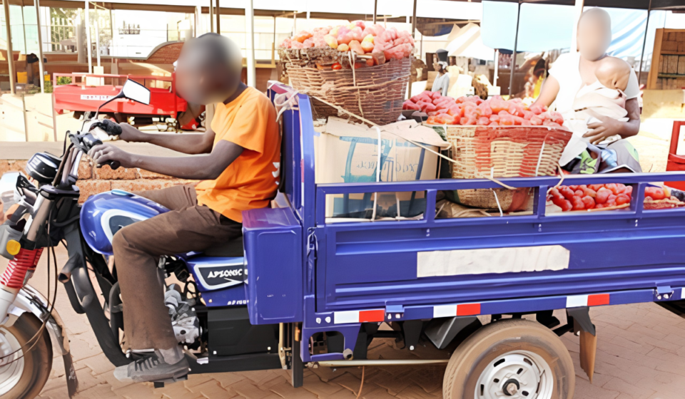 Togo : la DSR serre la vis aux motos-tricycles transportant des charges dangereuses