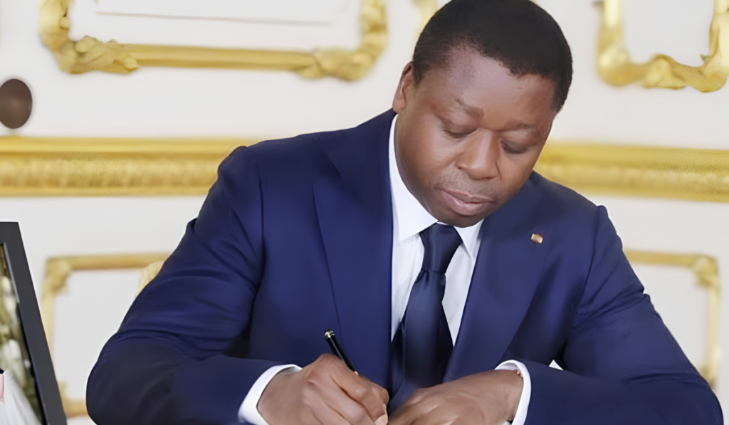 Togo : 45 fonctionnaires radiés pour usage de faux diplômes, la liste publiée Togo : 45 fonctionnaires radiés pour usage de faux diplômes