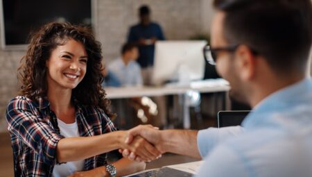 Vacances 2026 : une agence recrute 10 jeunes avec un salaire de 80 000 FCFA