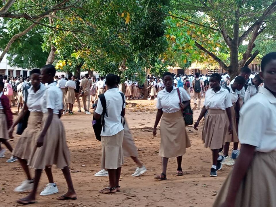 Un faux communiqué annonçant le report de la rentrée scolaire 2026-2027 au 21 septembre circule sur les réseaux sociaux. Le document, présenté comme émanant du ministère de l’Enseignement primaire, secondaire et technique, utilise les logos et l’identité visuelle officiels. Pourtant, la rentrée des élèves reste prévue ce lundi 14 septembre 2026.