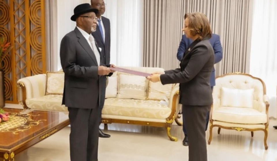 https://togo-today.com/togo-le-president-jean-lucien-savi-de-tove-accueille-trois-nouveaux-ambassadeurs-ce-que-cela-change-pour-le-togo/