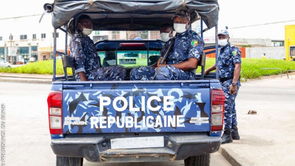 Bénin : Un policier arrêté pour avoir mis le commissariat en feu