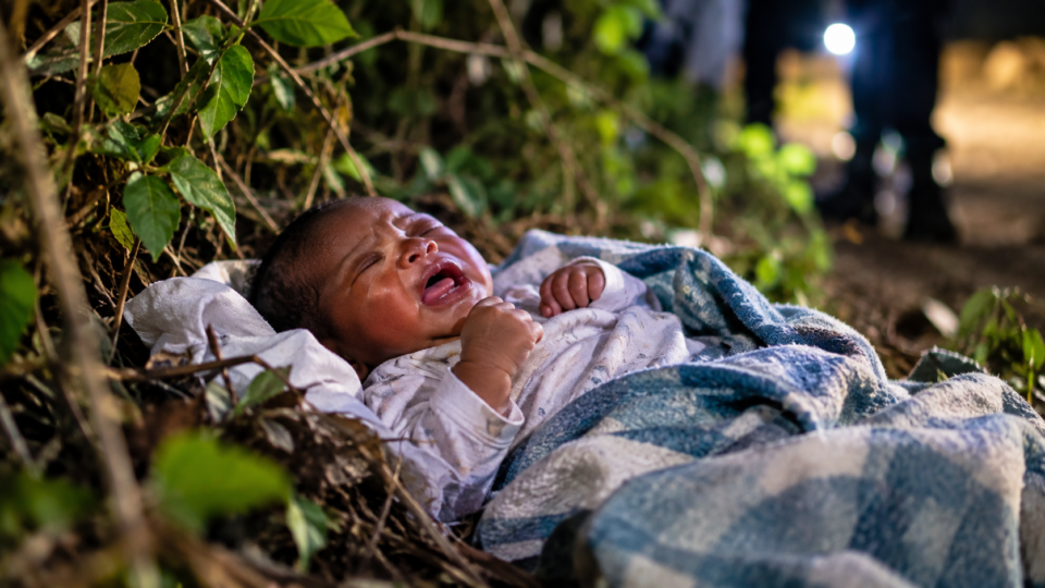 Vogan sous le choc : un bébé d’un mois retrouvé abandonné dans la brousse