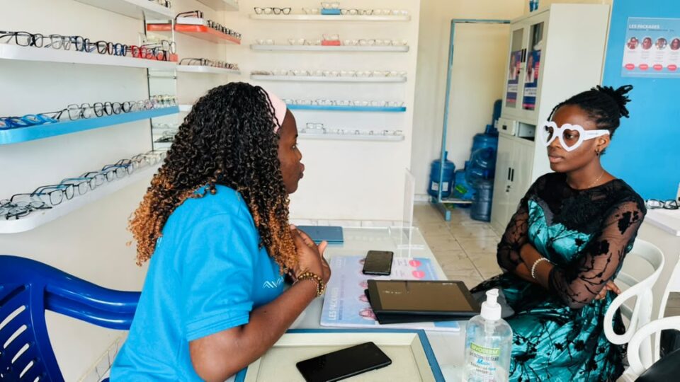 Journée mondiale de la vue : Togo Today à la rencontre des clients et du personnel de Lapaire